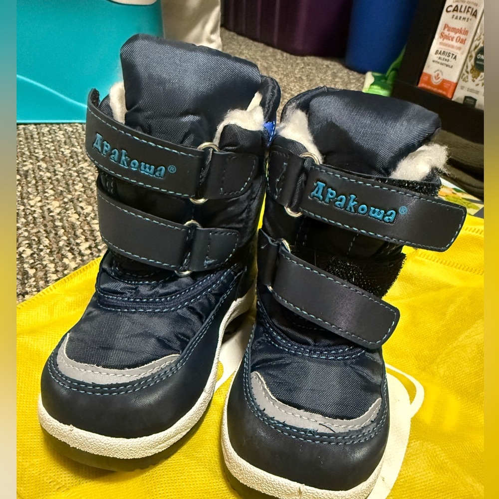 Kids Navy Winter Boots size 5 in toddlers new